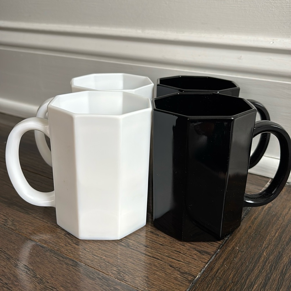 Vintage set of 4 Arcoroc Octime glass mugs,2 black, 2 white, 3.75”” tall, France